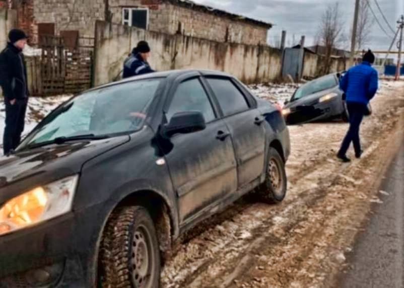 "Огромную яму припорошило снегом". В Сафоново два автомобиля провалились в яму на дороге