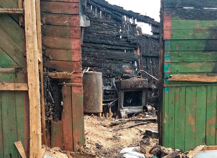 Появились фото с места смертельного пожара в Рославле, унесшего жизнь двух человек