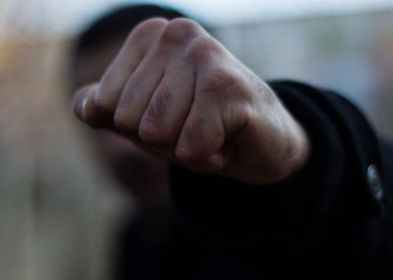 В Рославле задержали мужчину, избившего посетителя кафе