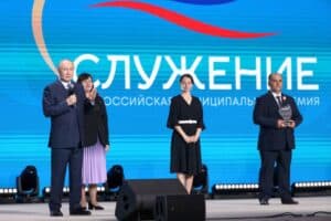 Путин в Наццентре «Россия» наградил победителя премии «Служение»