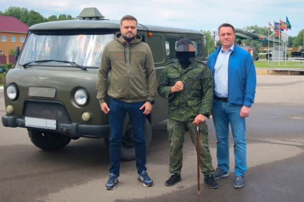 Смоленским участникам СВО передали специализированный транспорт для выполнения боевых задач