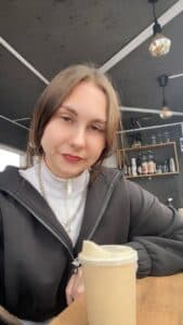 Стаканчик для настроения: бариста из Рославля подаёт клиентам мемы к кофе