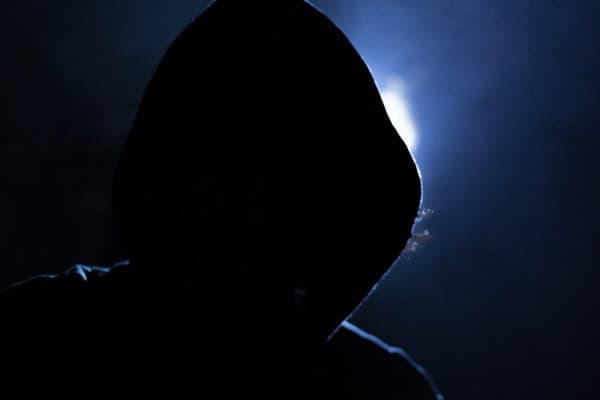 В Смоленской области мошенник обманул пенсионерку и похитил 1,4 млн рублей