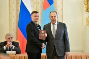 Министр иностранных дел Сергей Лавров вручил смоленскому ветерану СВО диплом о профессиональной переподготовке