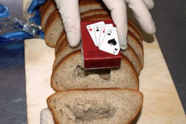 Игральные карты и телефоны пытались передать в учреждения УФСИН в Смоленской области