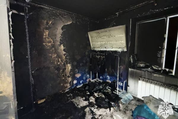 Смоленские пожарные спасли мать с ребёнком из задымлённой квартиры