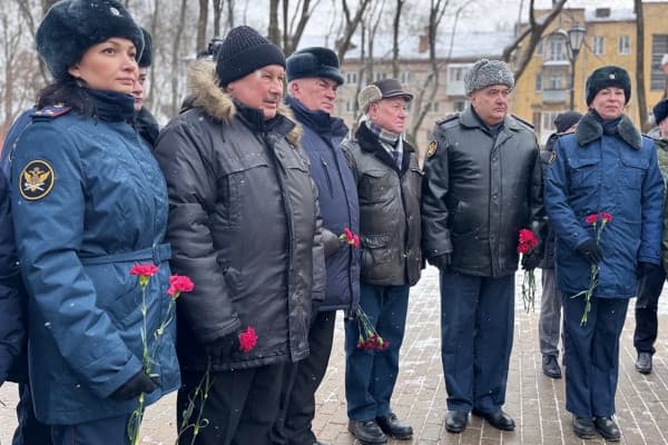 Смоленское УФСИН почтило память погибших защитников Отечества