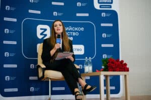 «Всегда работать над собой»: телеведущая Екатерина Андреева выступила на лекции Общества «Знания» в Смоленске