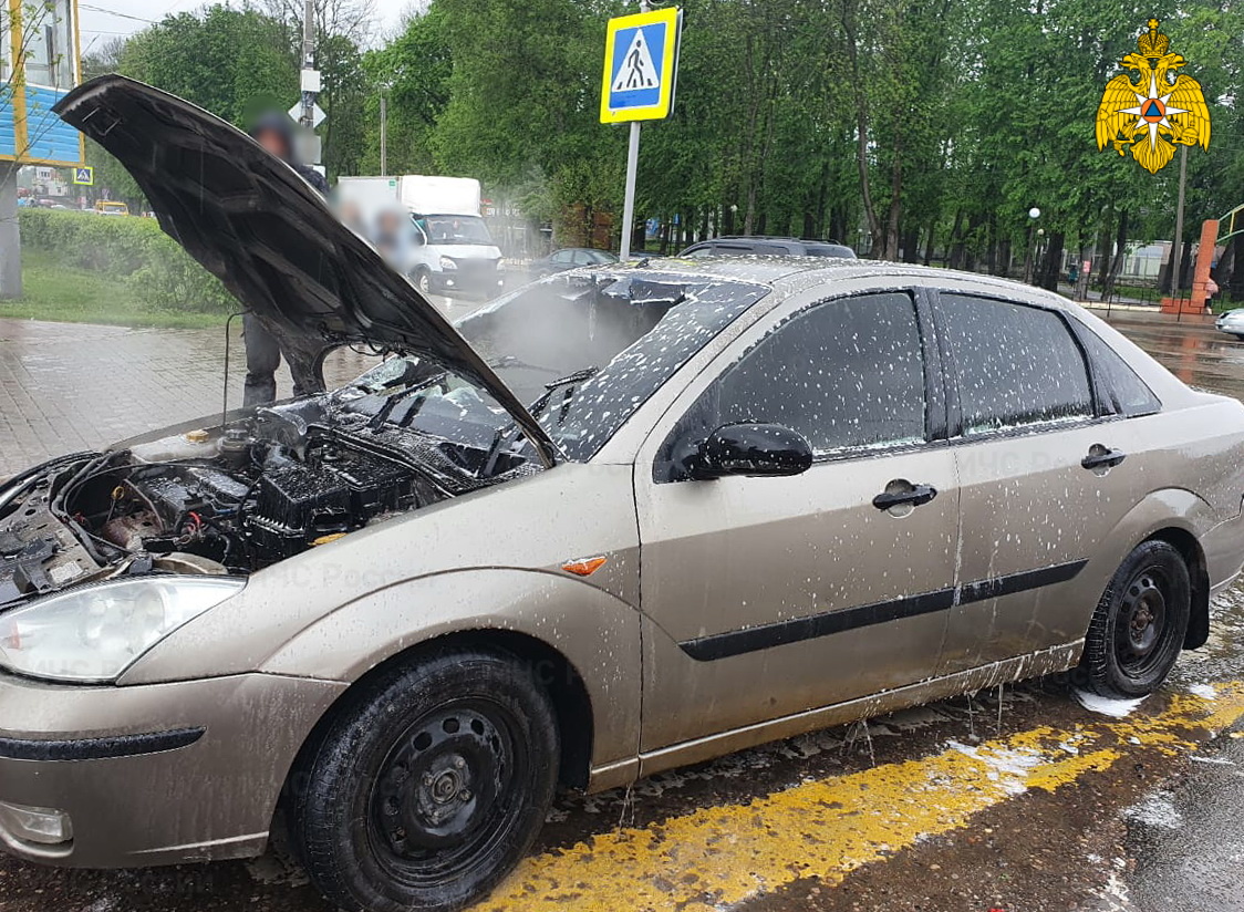 В Рославле на улице Советской загорелась иномарка