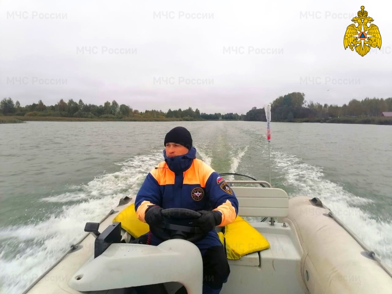 Спасатели продолжают контролировать обстановку на водоемах Смоленщины
