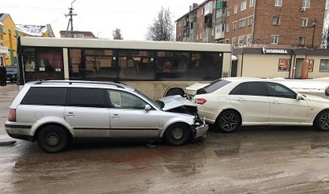 В Рославле столкнулись две иномарки