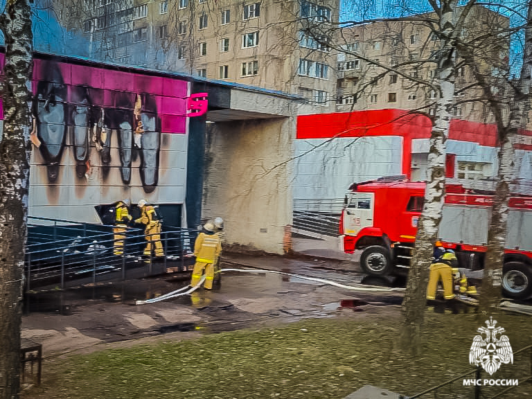 Во 2-м микрорайоне Десногорска спасатели тушили пожар в магазине
