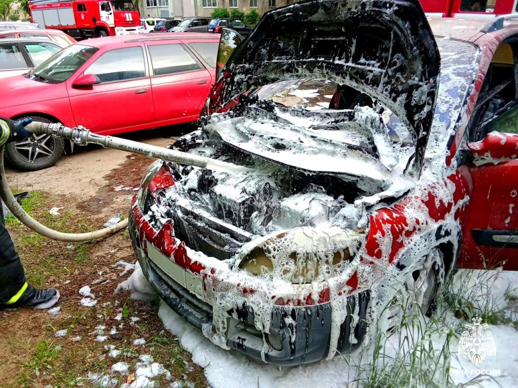 В Десногорске на парковке загорелся легковой автомобиль