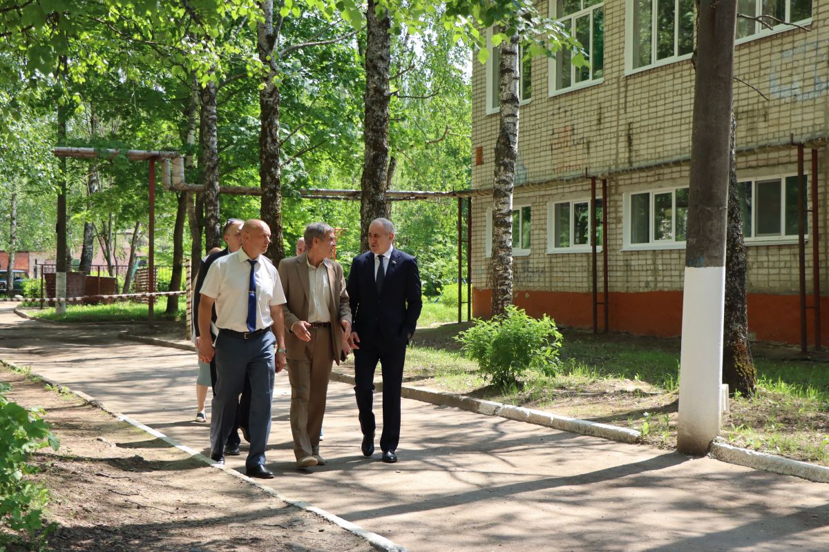 Сергей Неверов проинспектировал ход ремонтных работ в школе в Рославле