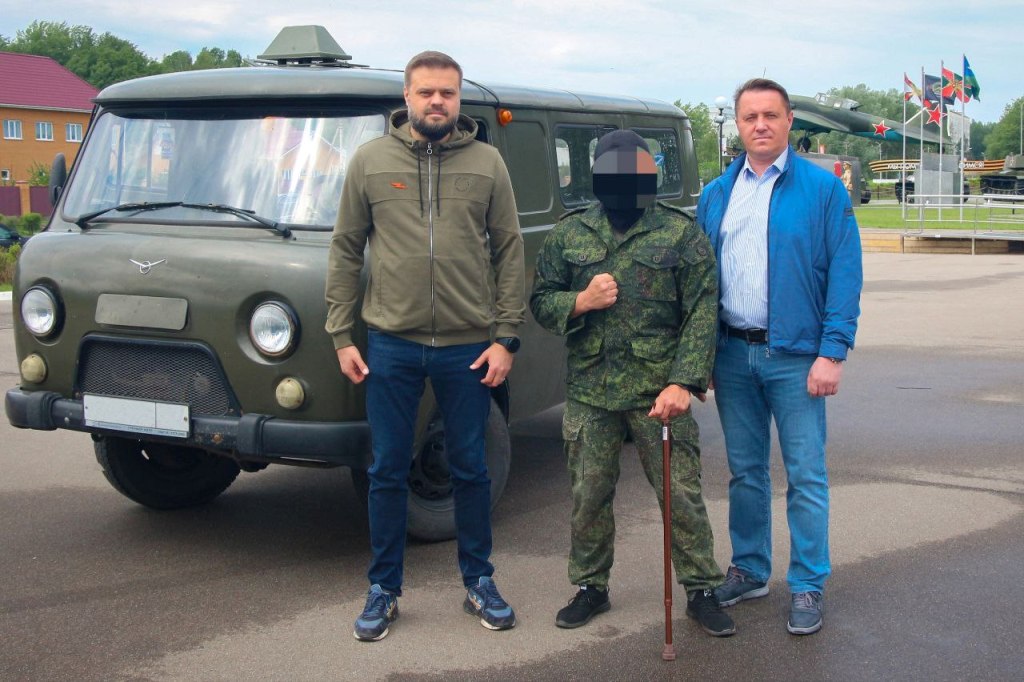 Смоленским участникам СВО передали специализированный транспорт для выполнения боевых задач