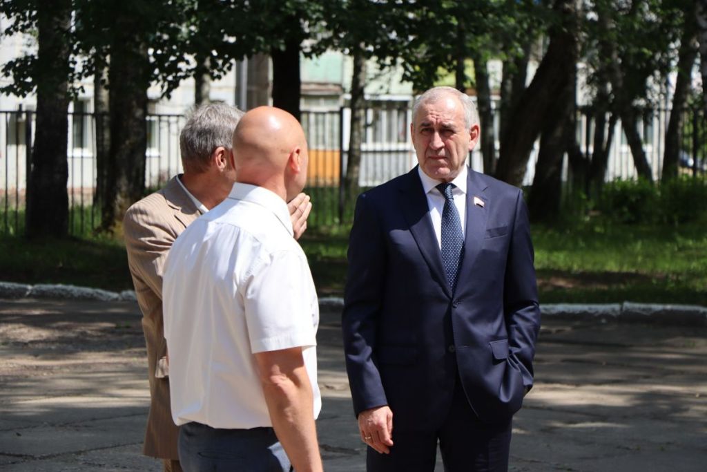 Депутат Государственной Думы Сергей Неверов помог в ремонте рославльской школы 