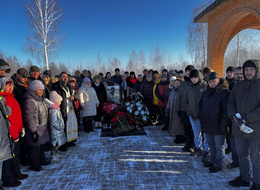 В Рославле открыли памятник основателю поискового движения на Смоленщине Игорю Жарынцеву