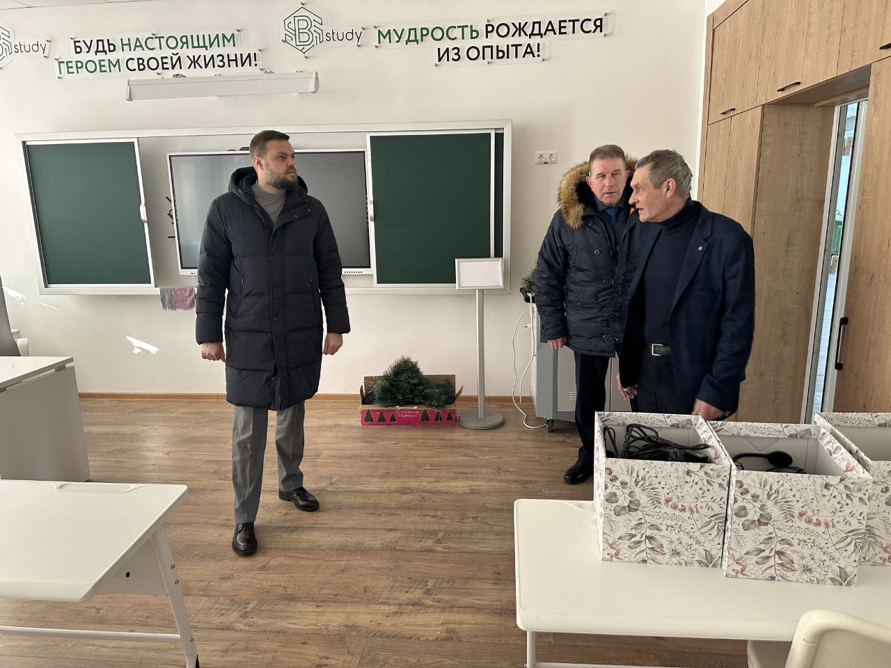 Артём Туров проинспектировал ход ремонта школ Смоленской области